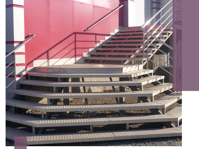 Лестницы для магазина в Великом Устюге — изготовление и монтаж