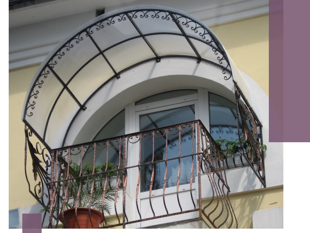 Козырьки над балконом в Великом Устюге — изготовление и монтаж